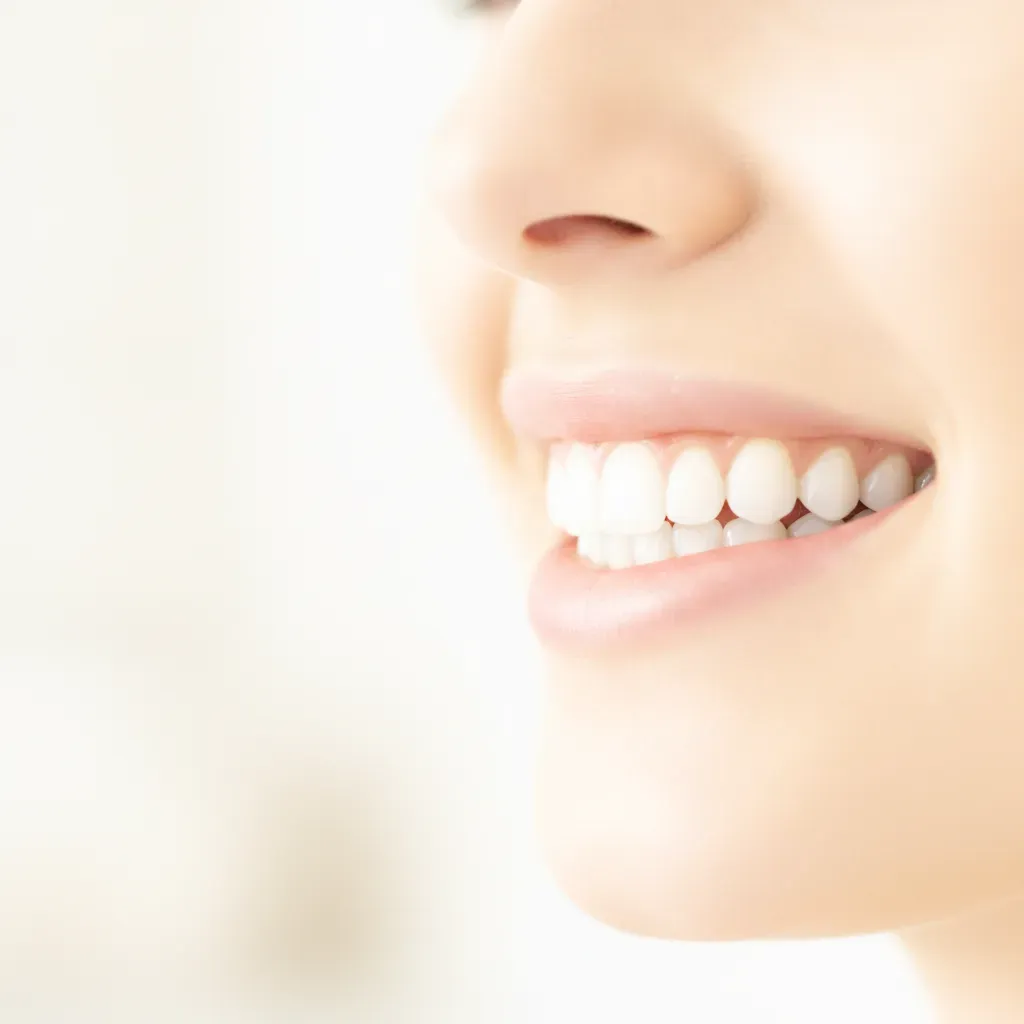 Sourire éclatant après traitement orthodontique Invisalign ou bagues au Cabinet Bô Sourire à Rabat Agdal.